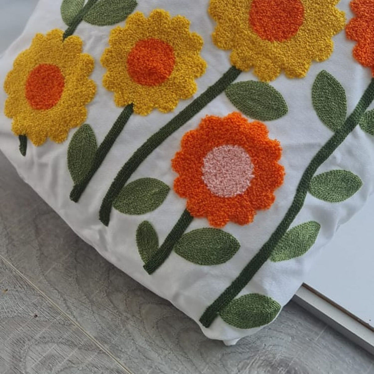 Funda Blanca Bordada Naranja Y Amarilla 45x42