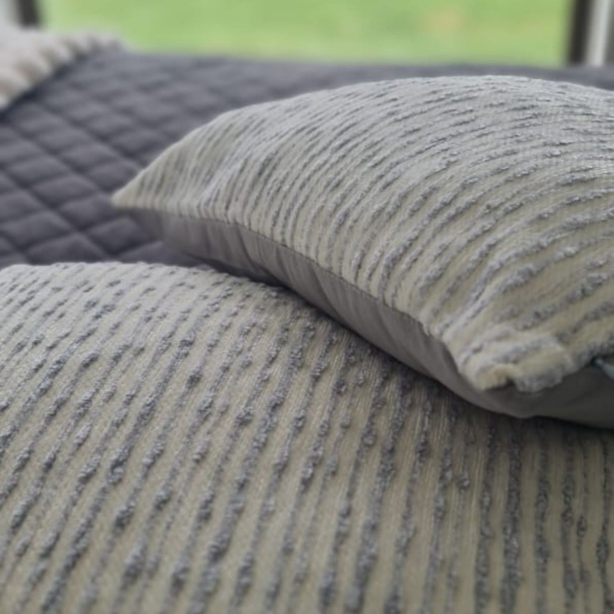 Funda Cojin Detalles Grises 45x42