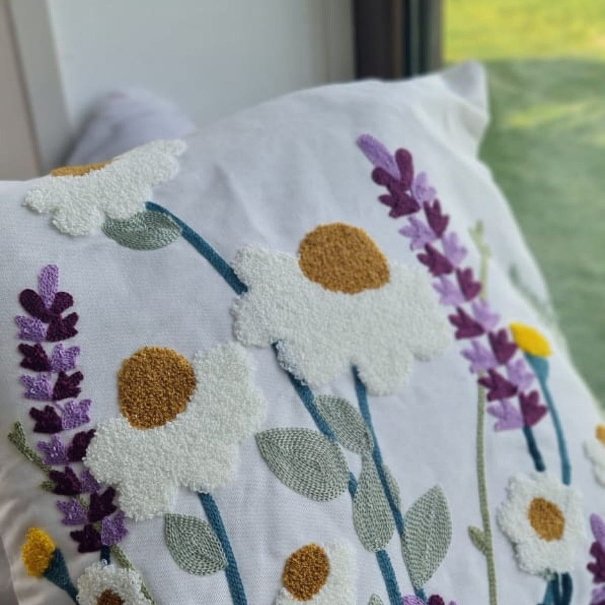 Funda Blanca Bordada Lavanda Y Margarita 45x42