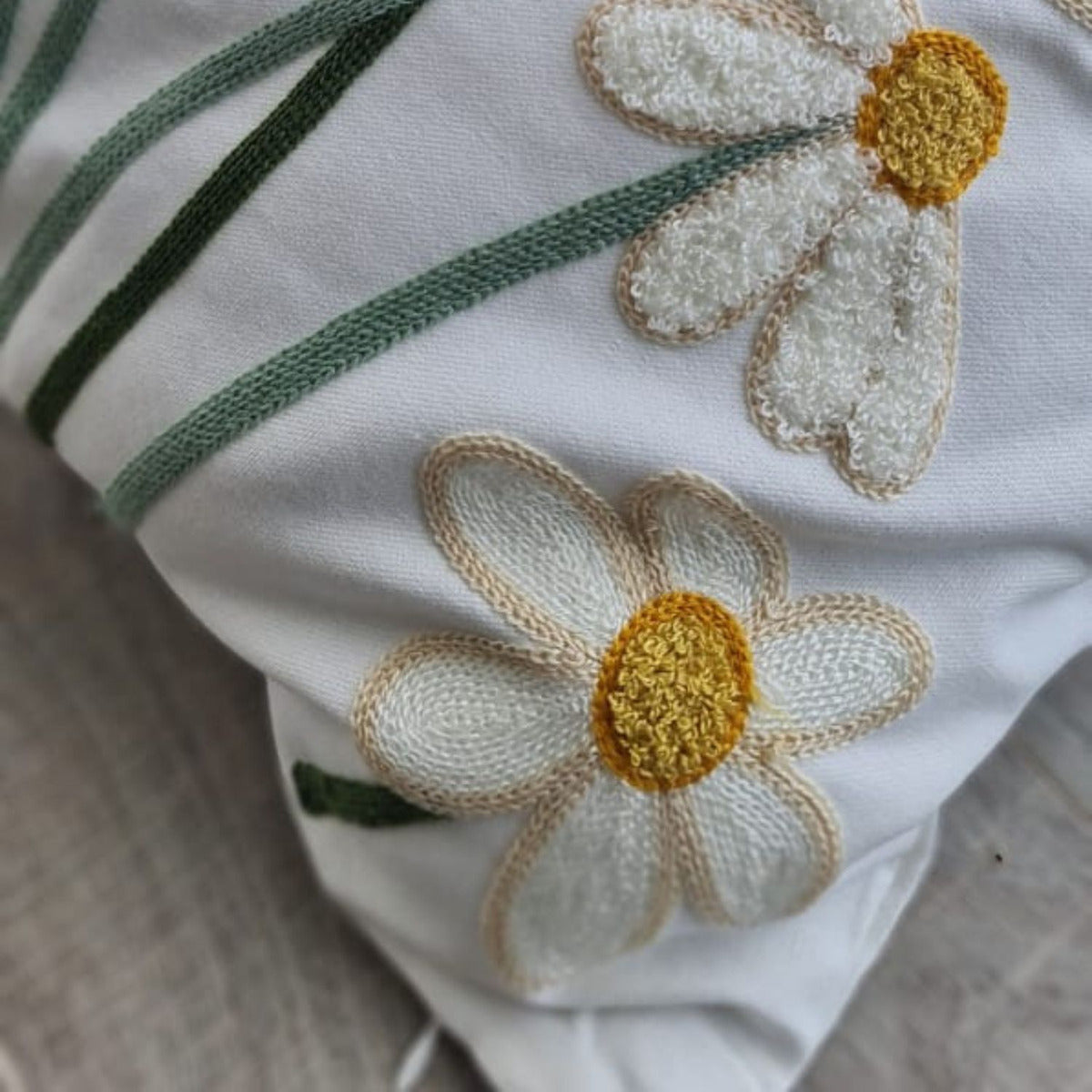 Funda Cojin Blancas Margaritas Bordadas 45x42