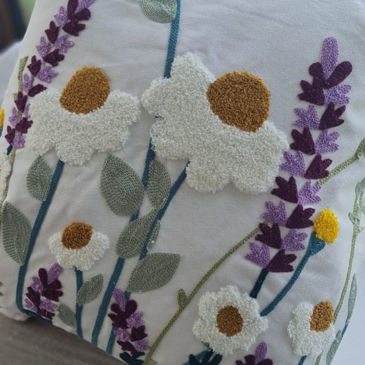 Funda Blanca Bordada Lavanda Y Margarita 45x42