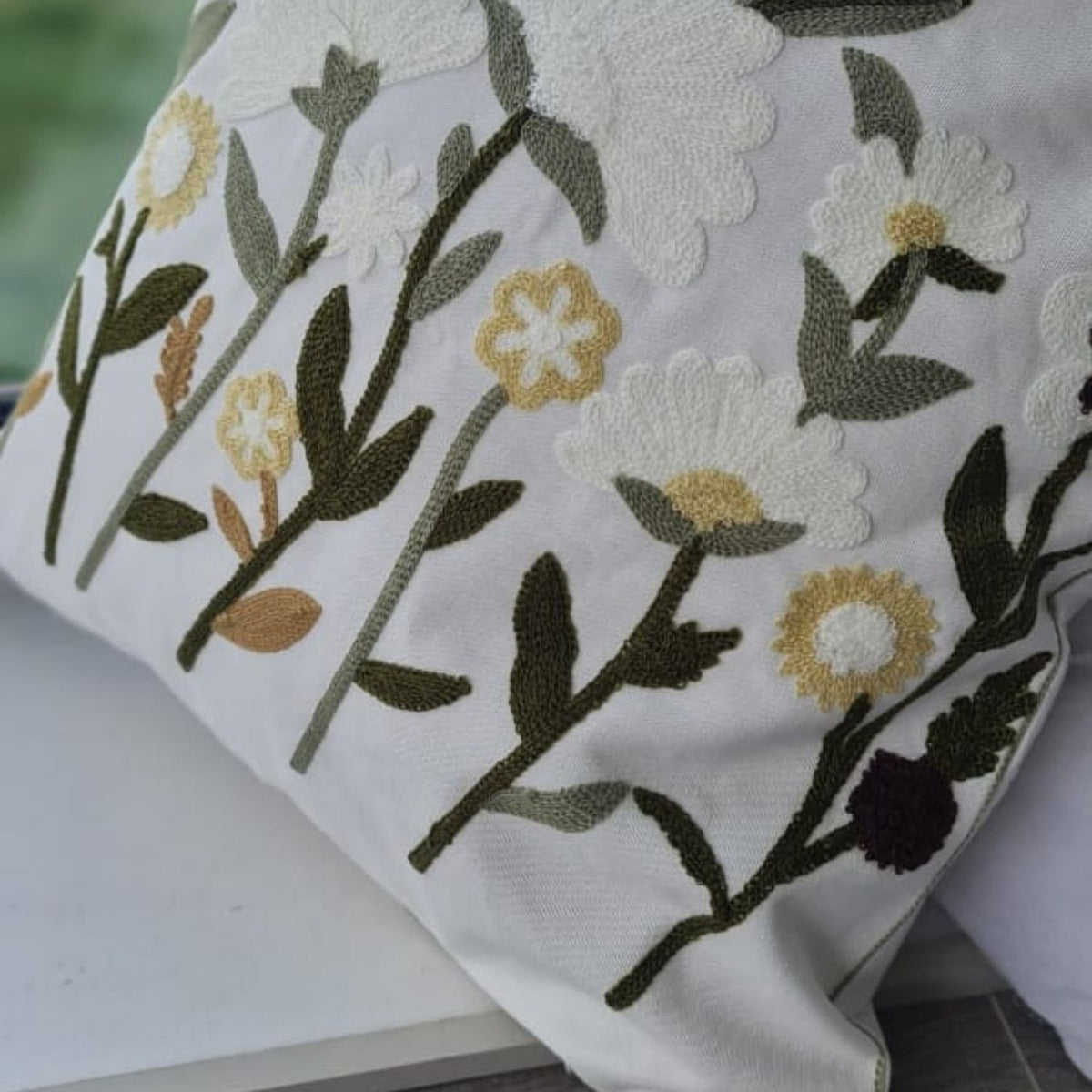 Funda Blanca Bordada Blancas Con Ramas Verdes  45x42