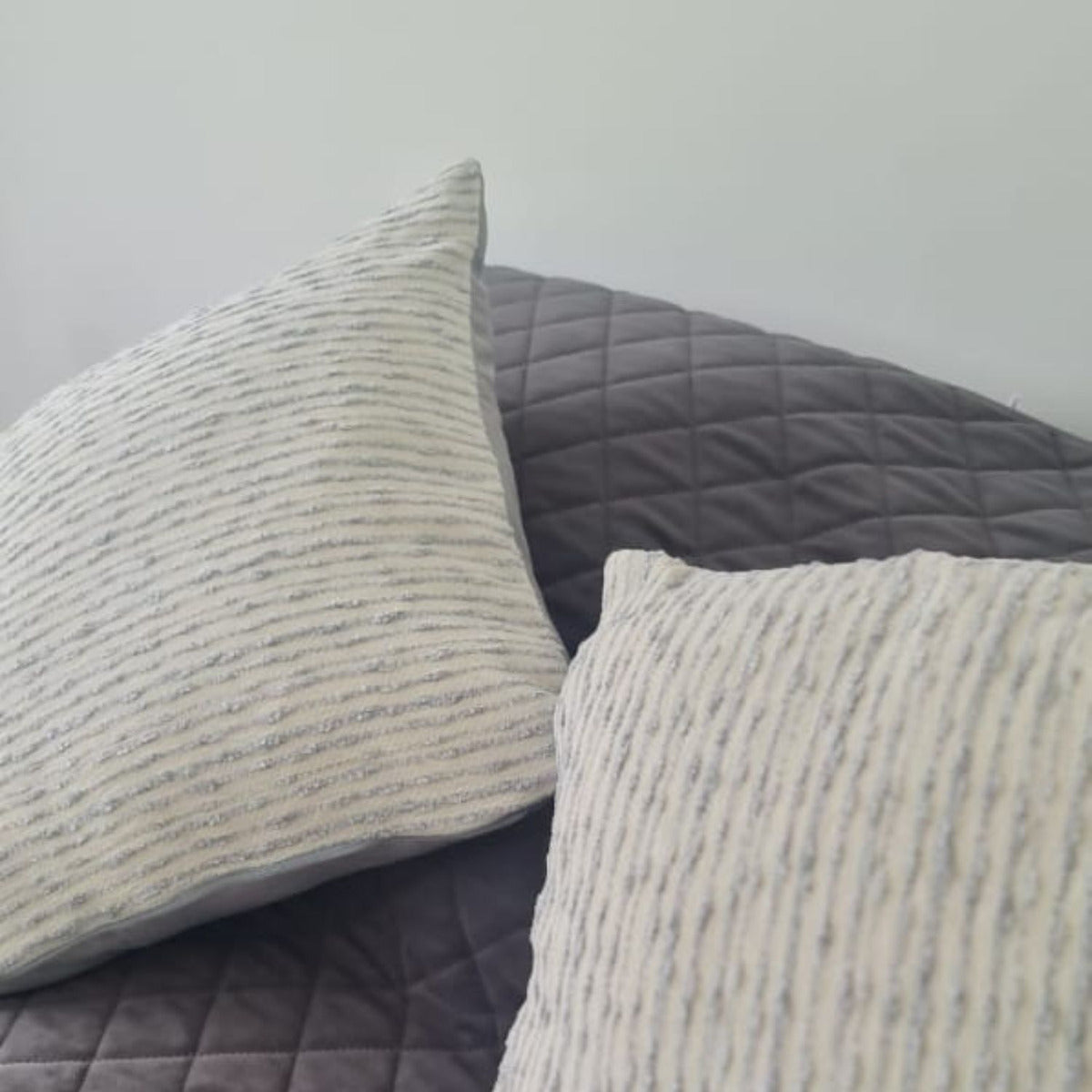 Funda Cojin Detalles Grises 45x42