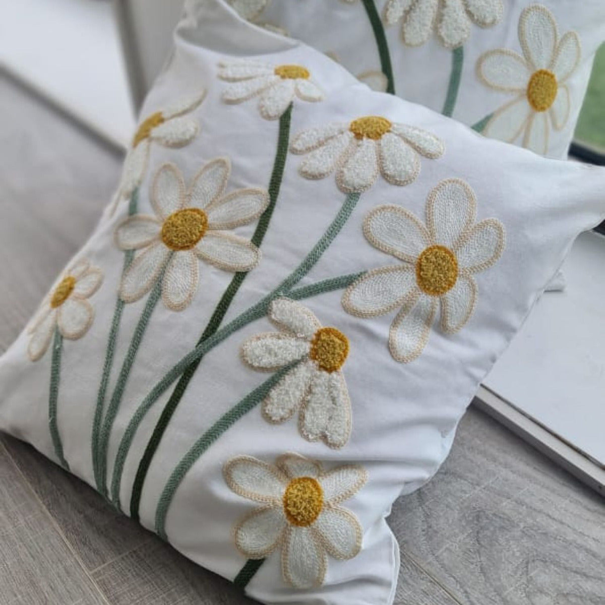 Funda Cojin Blancas Margaritas Bordadas 45x42