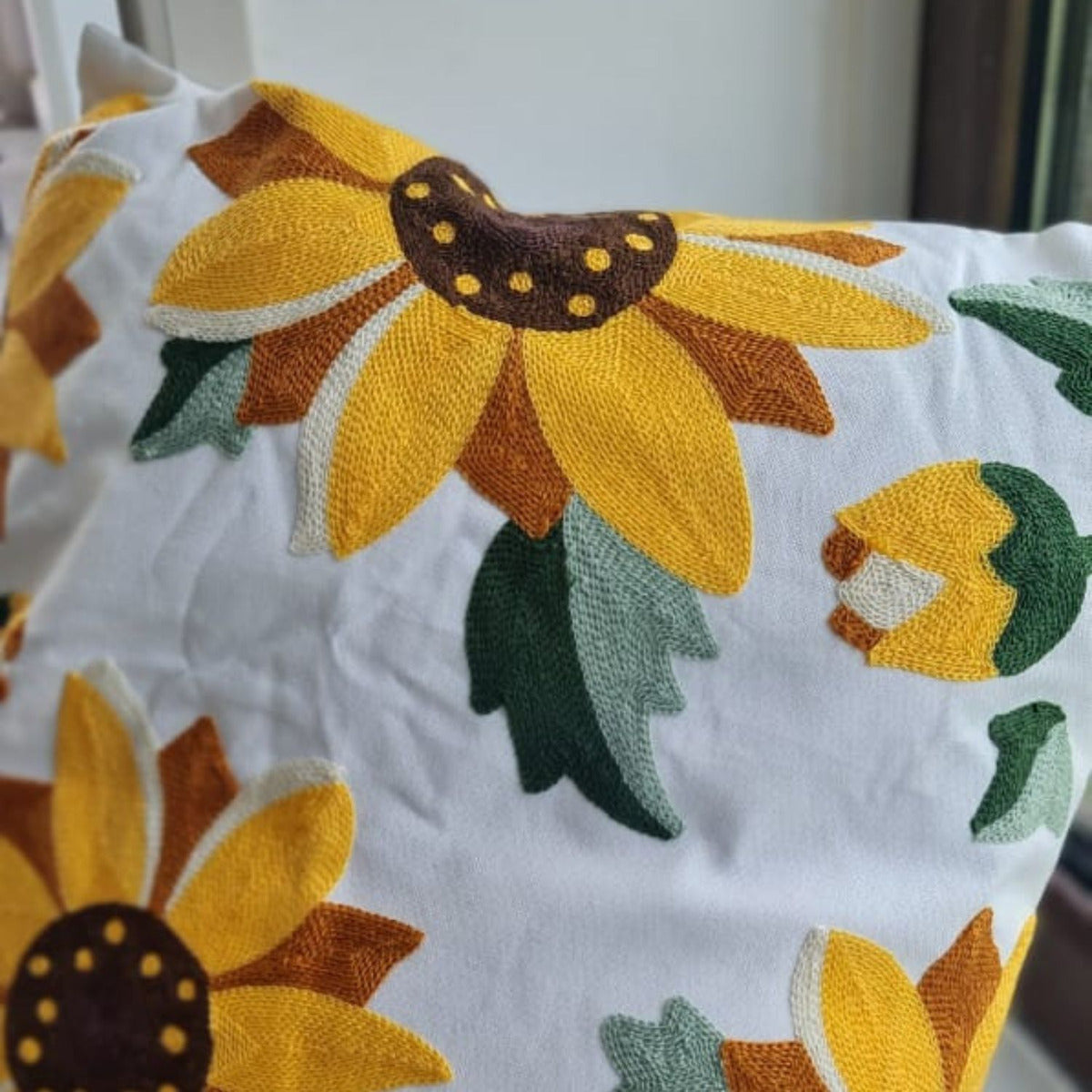 Funda Cojin Blancas Girasol Bordadas 45x42